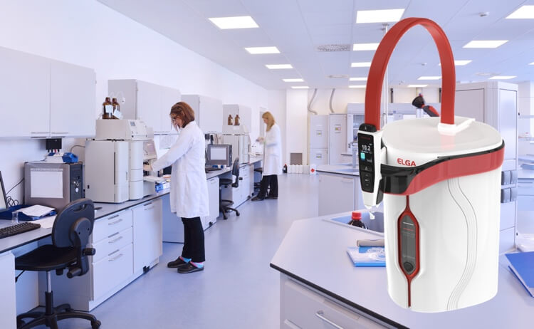 使用純水 MEDICA 的實(shí)驗(yàn)室科學(xué)家